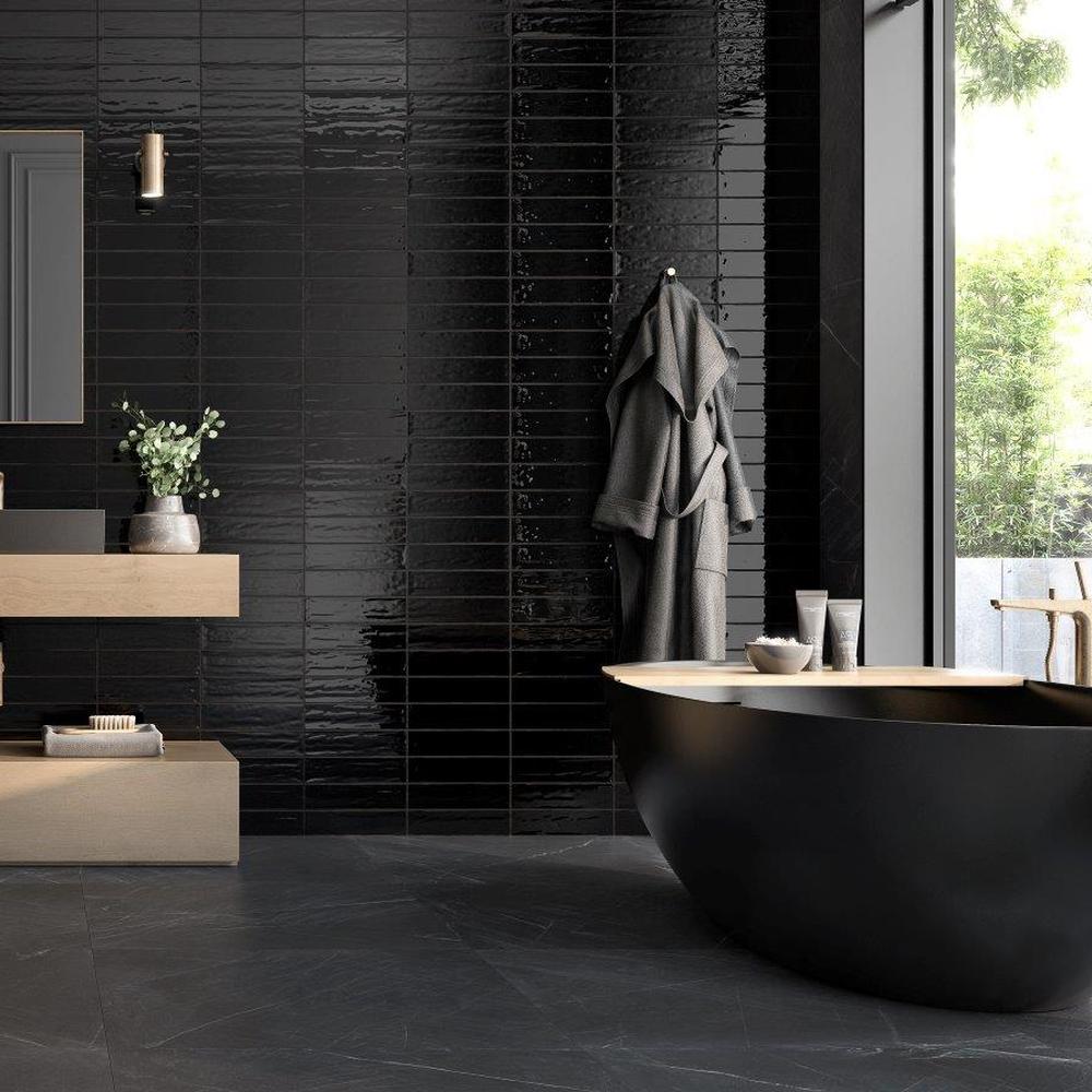 Baño elegante con azulejos en negro y detalles sutiles