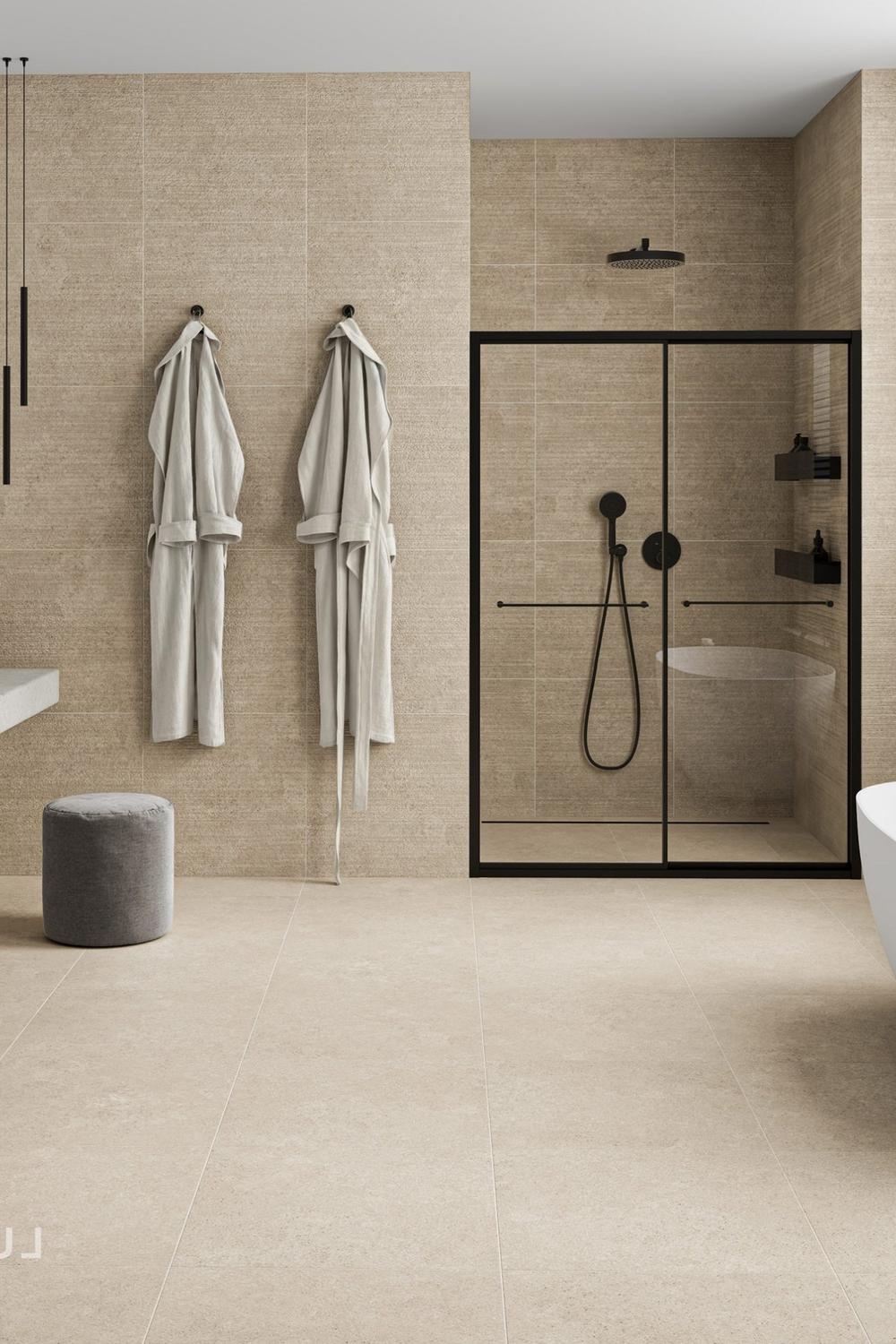 Baño moderno con azulejos de elegante diseño continuo y elementos de madera