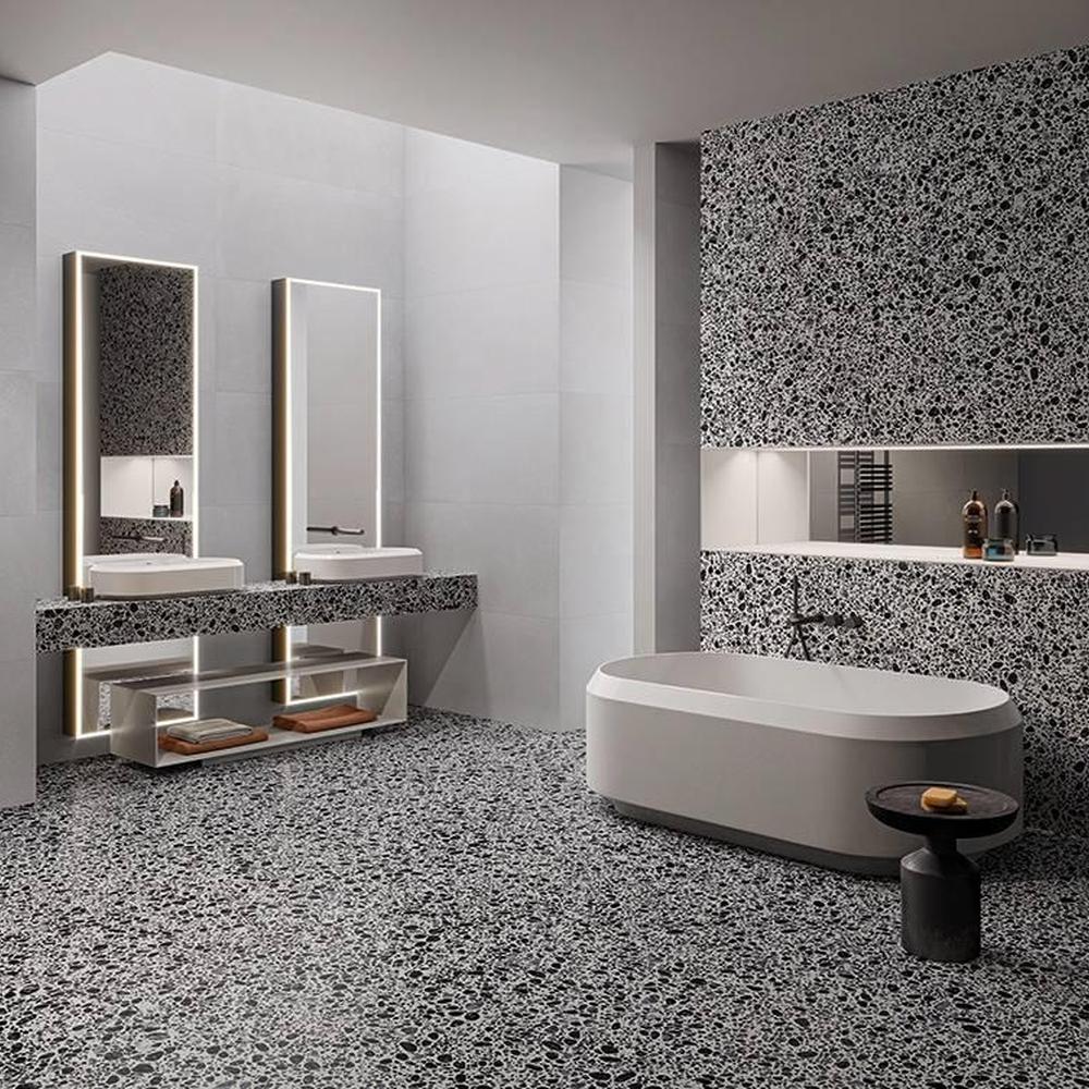 Baño elegante y moderno con azulejos texturizados y detalles artísticos