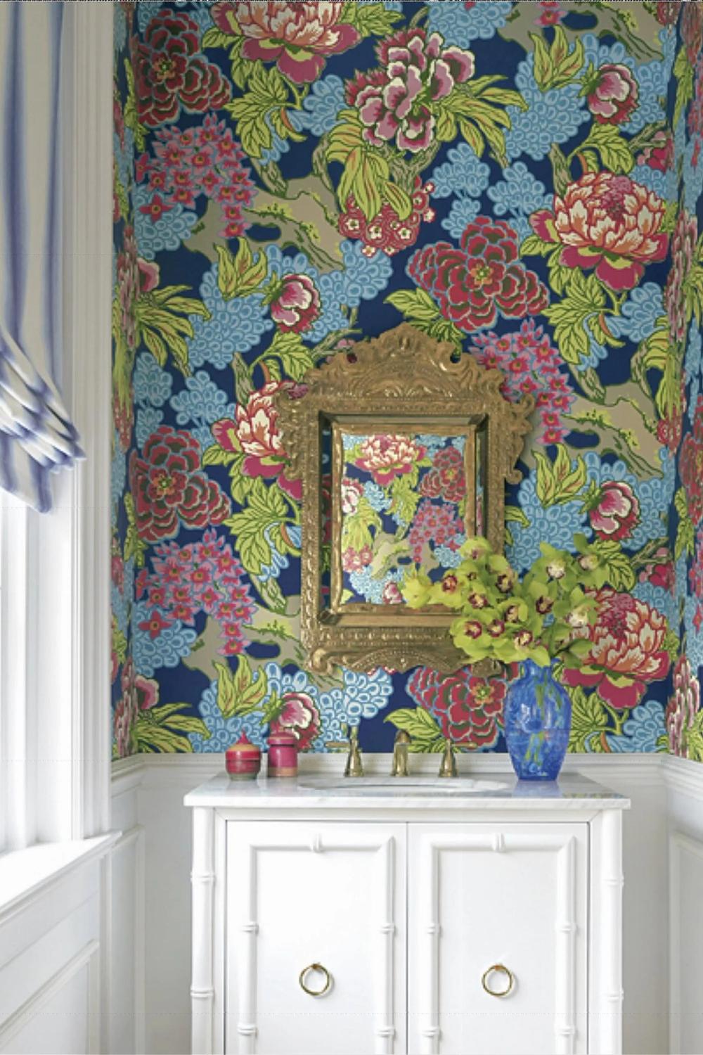 Baño Vibrante con Papel Pintado Floral Thibaut