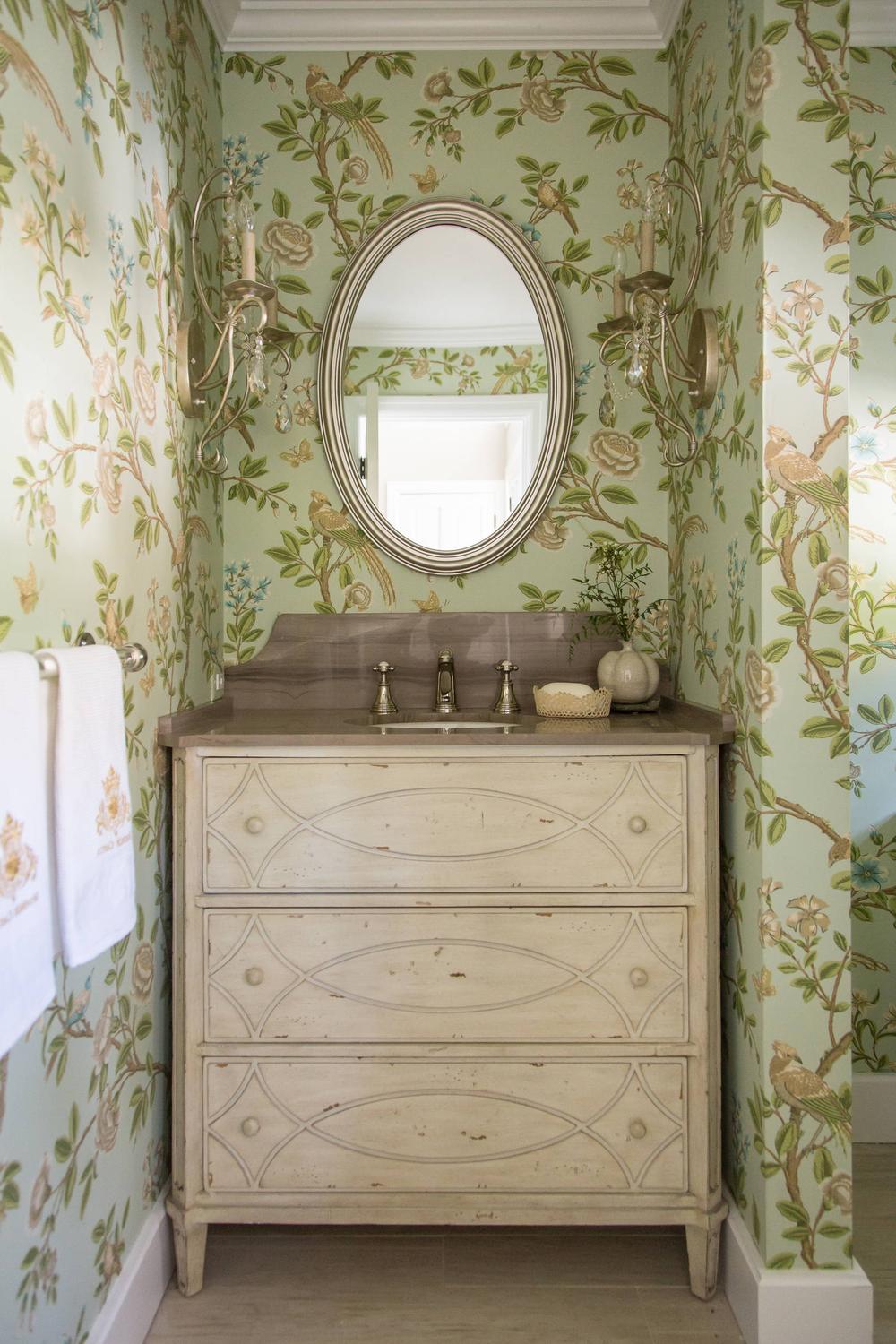 Baño Clásico con Papel Pintado Floral Thibaut