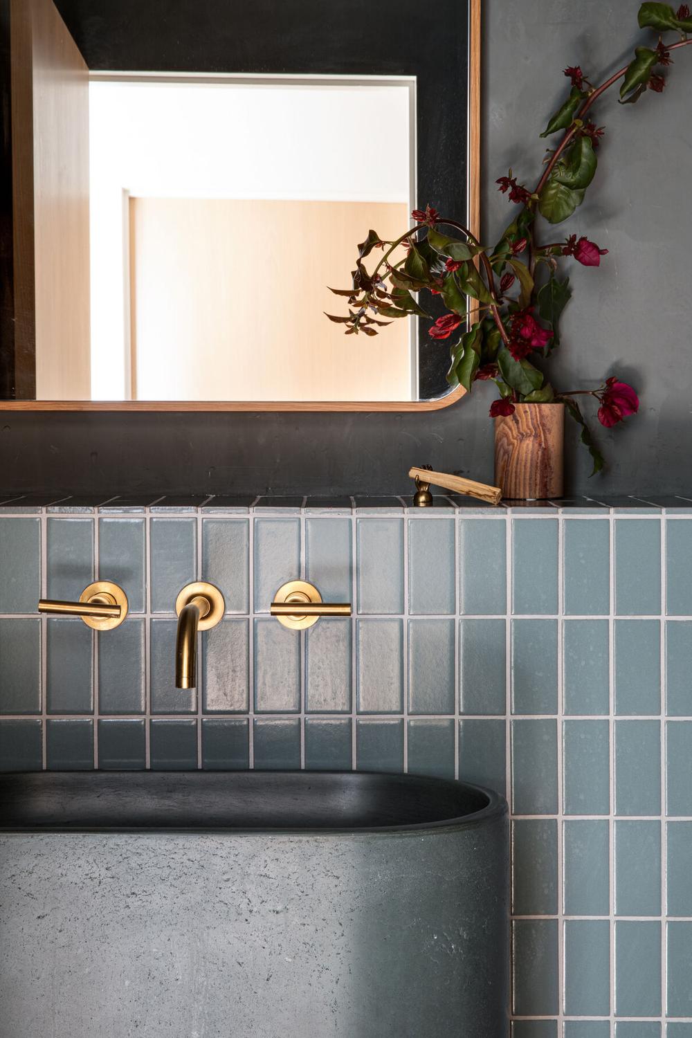 Teal en las paredes para un baño moderno