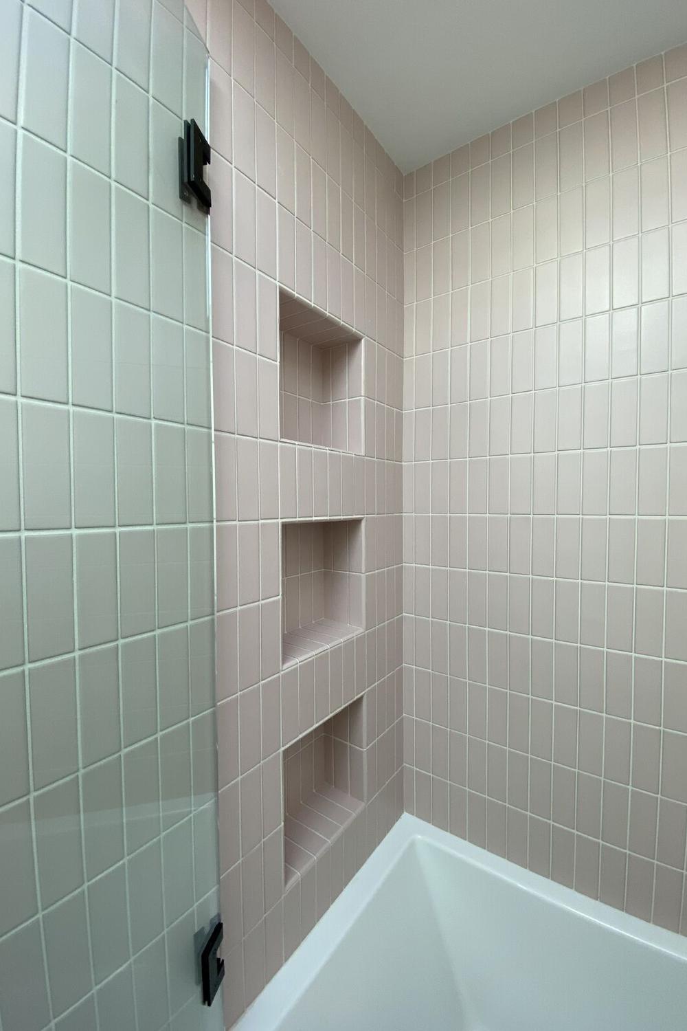 Estilo suave con azulejos de cerámica rosa