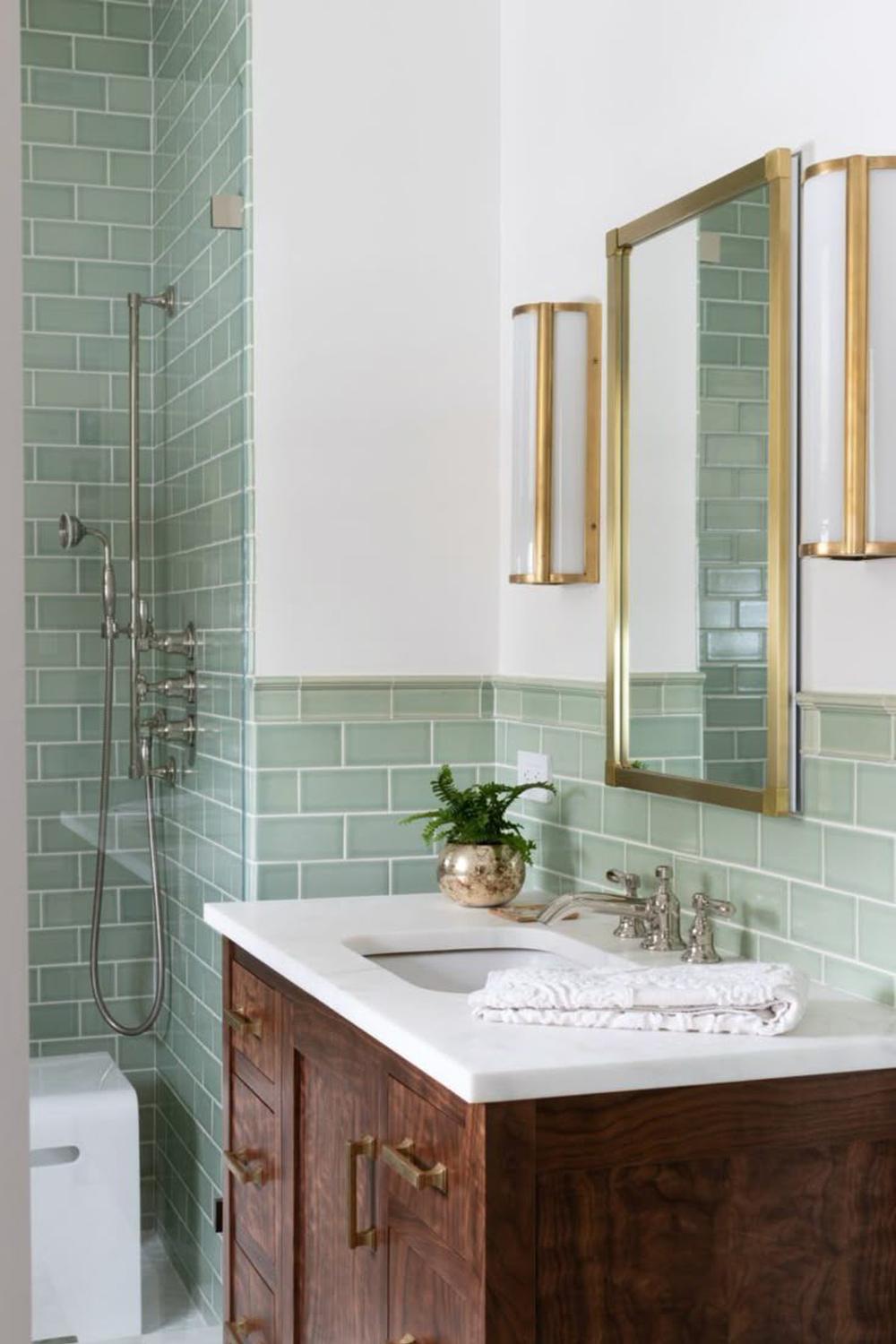 Azulejos mint y detalles en madera para un look acogedor