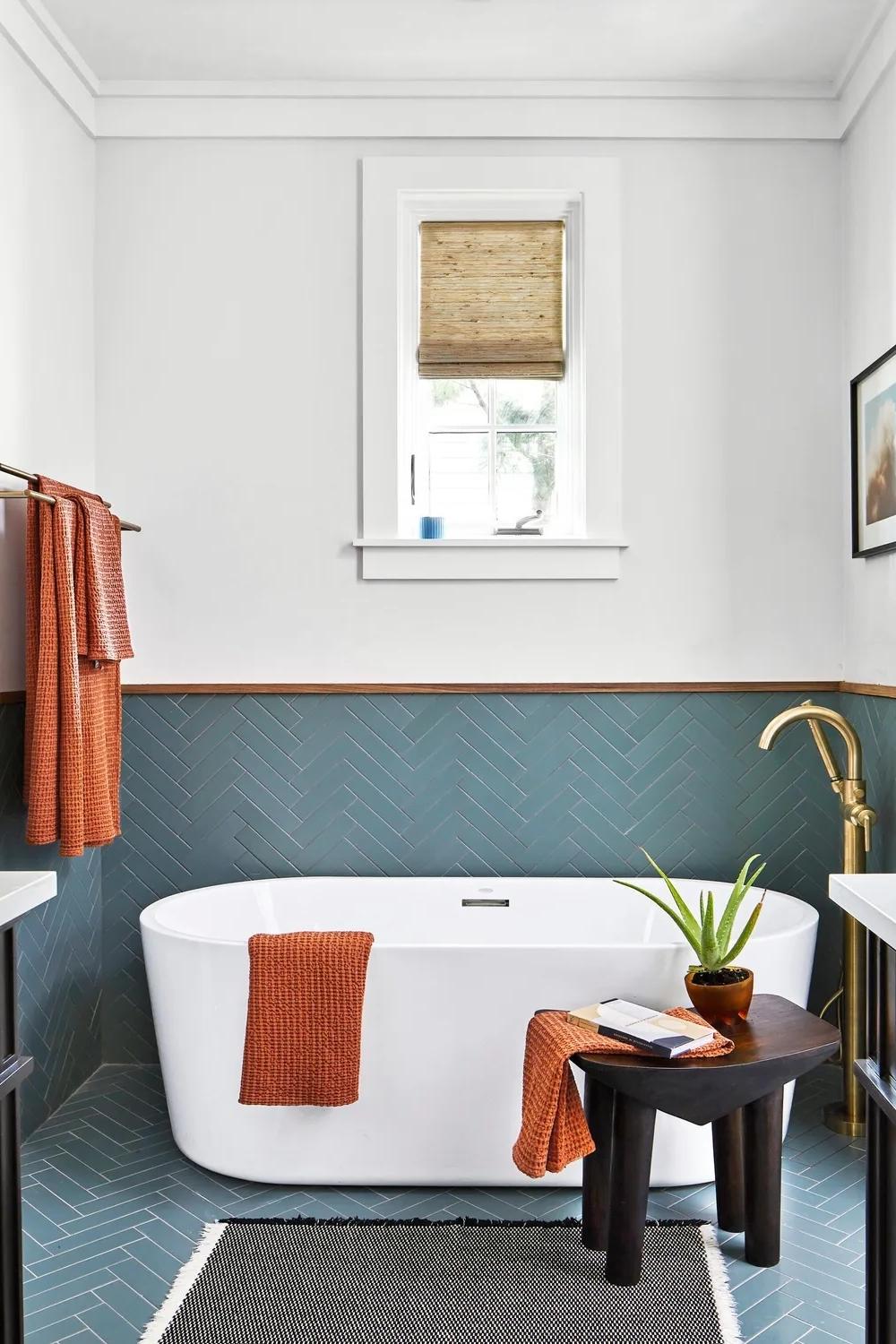 Baño moderno con cerámica de herringbone única y elementos terrosos