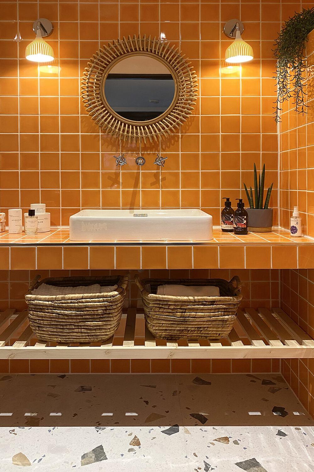 Lavabo vibrante con azulejos naranjas