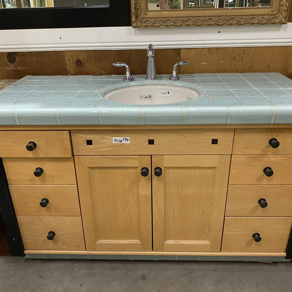 Diseño luminoso con lavabo azul claro