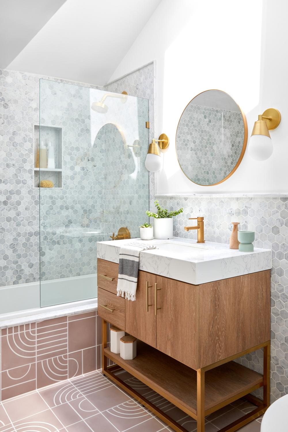 Práctico y cálido con un lavabo de madera clara