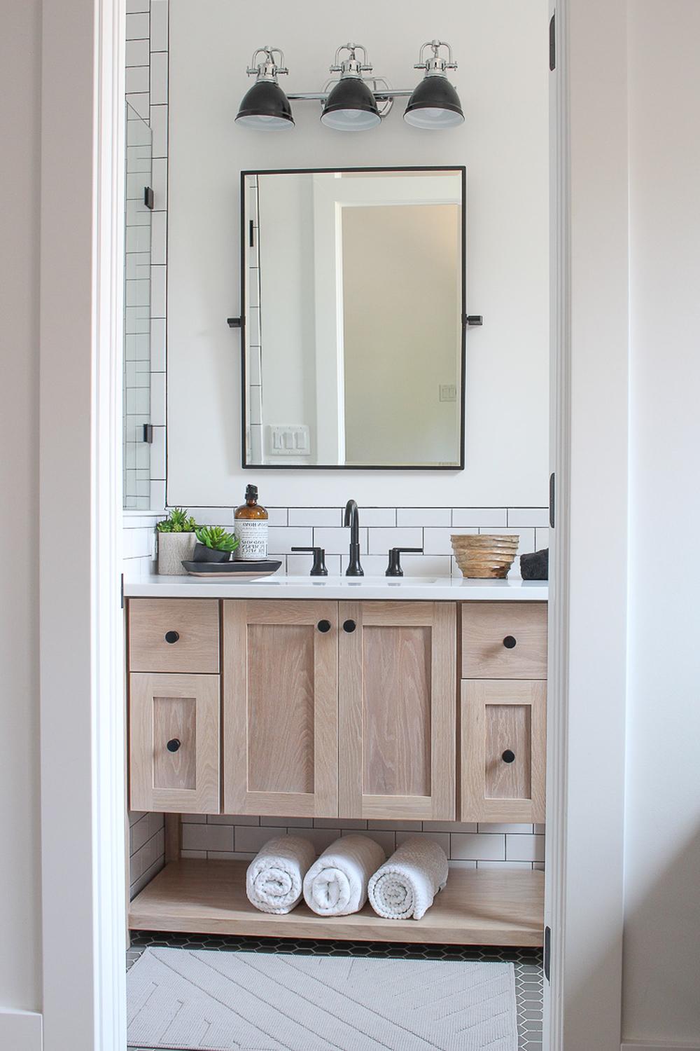 Practicidad y modernidad en el lavabo de madera clara