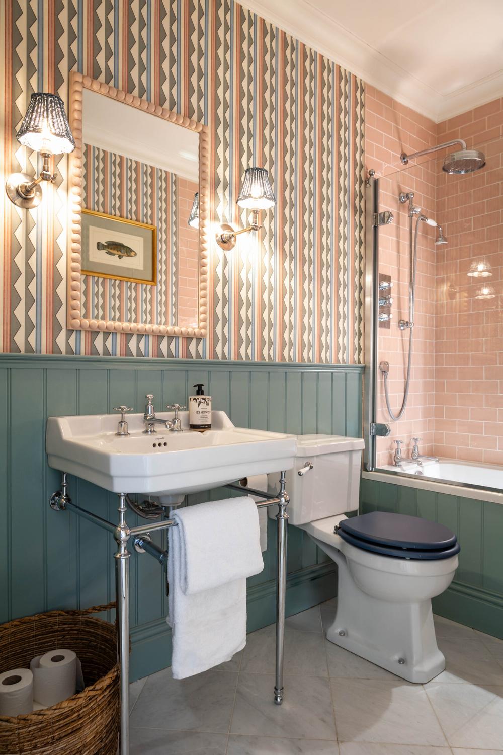 Baño vintage con elementos modernos y un estilo acogedor