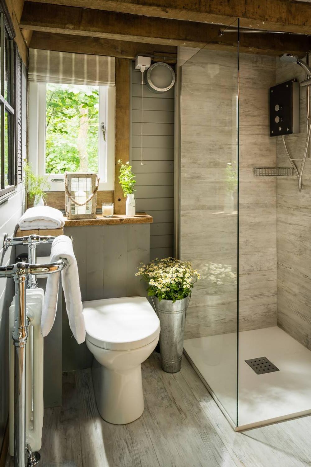 Baño pequeño con mueble de baño de madera y decoración acogedora
