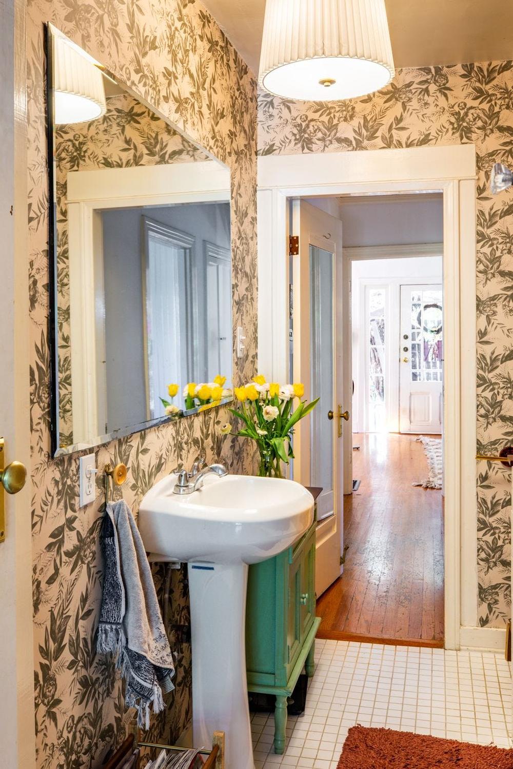 Baño encantador con decoración orgánica y luz cálida