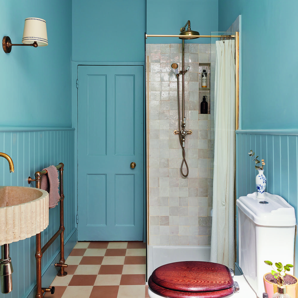 Baño pequeño en tonos azules con elementos modernos