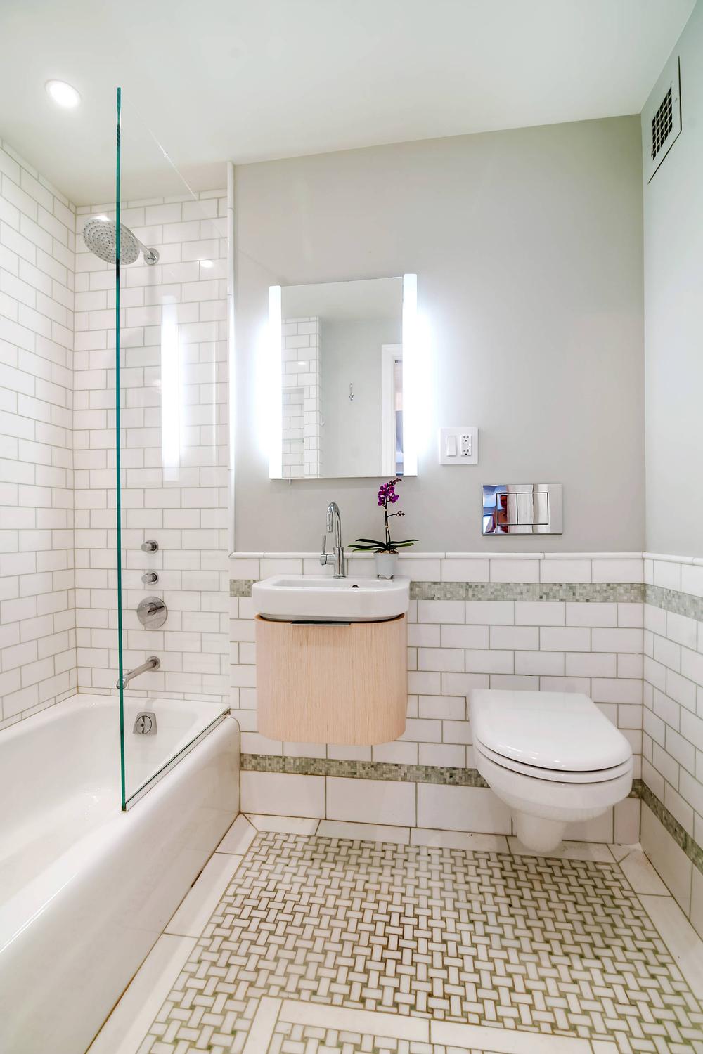 Baño compacto con ducha y bañera