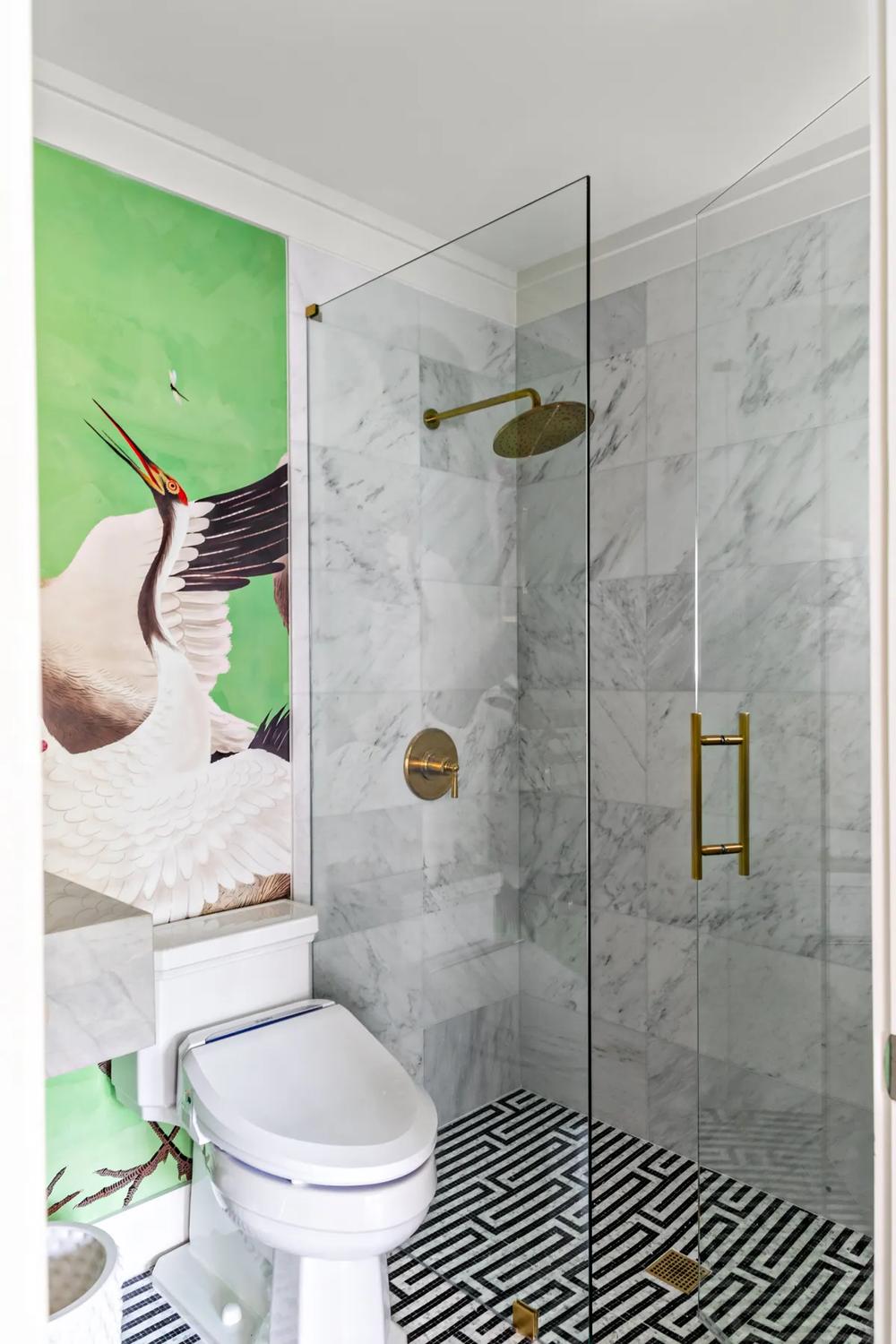 Baño pequeño con azulejos geométricos y ducha moderna