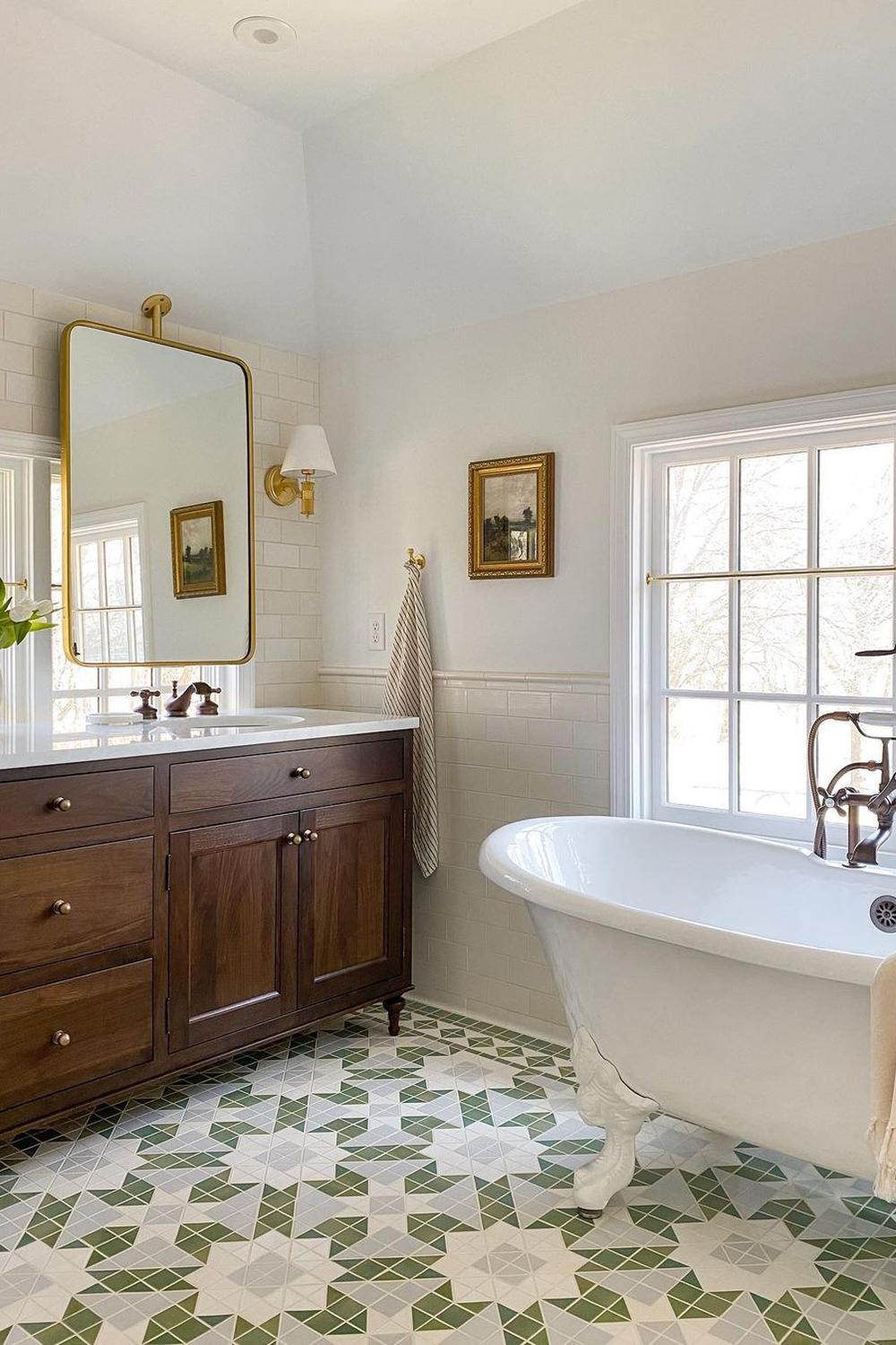 Baño tradicional con bañera de patas que aporta un encanto vintage.