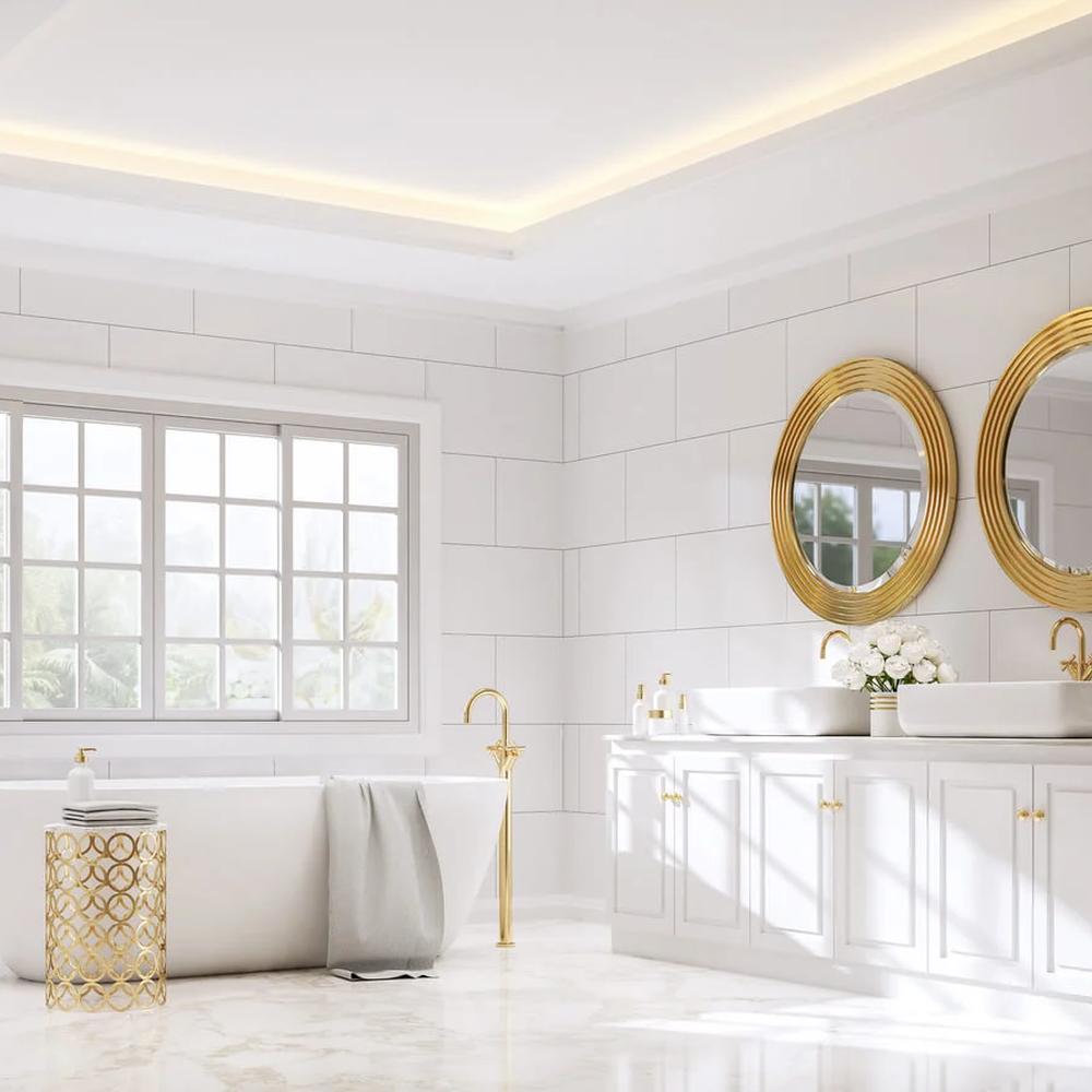 Baño tradicional donde el blanco predomina, creando un ambiente iluminado.