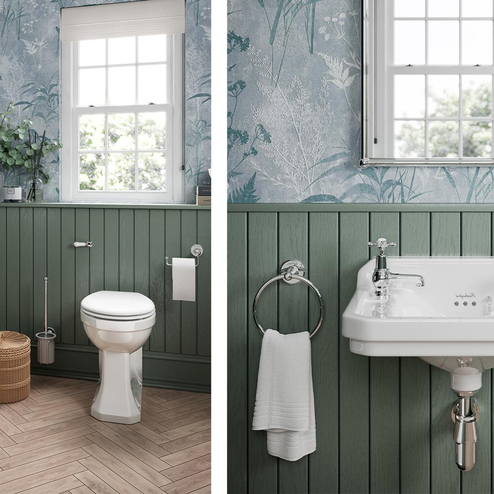 Baño tradicional con azulejos en tonos suaves y motivos florales.