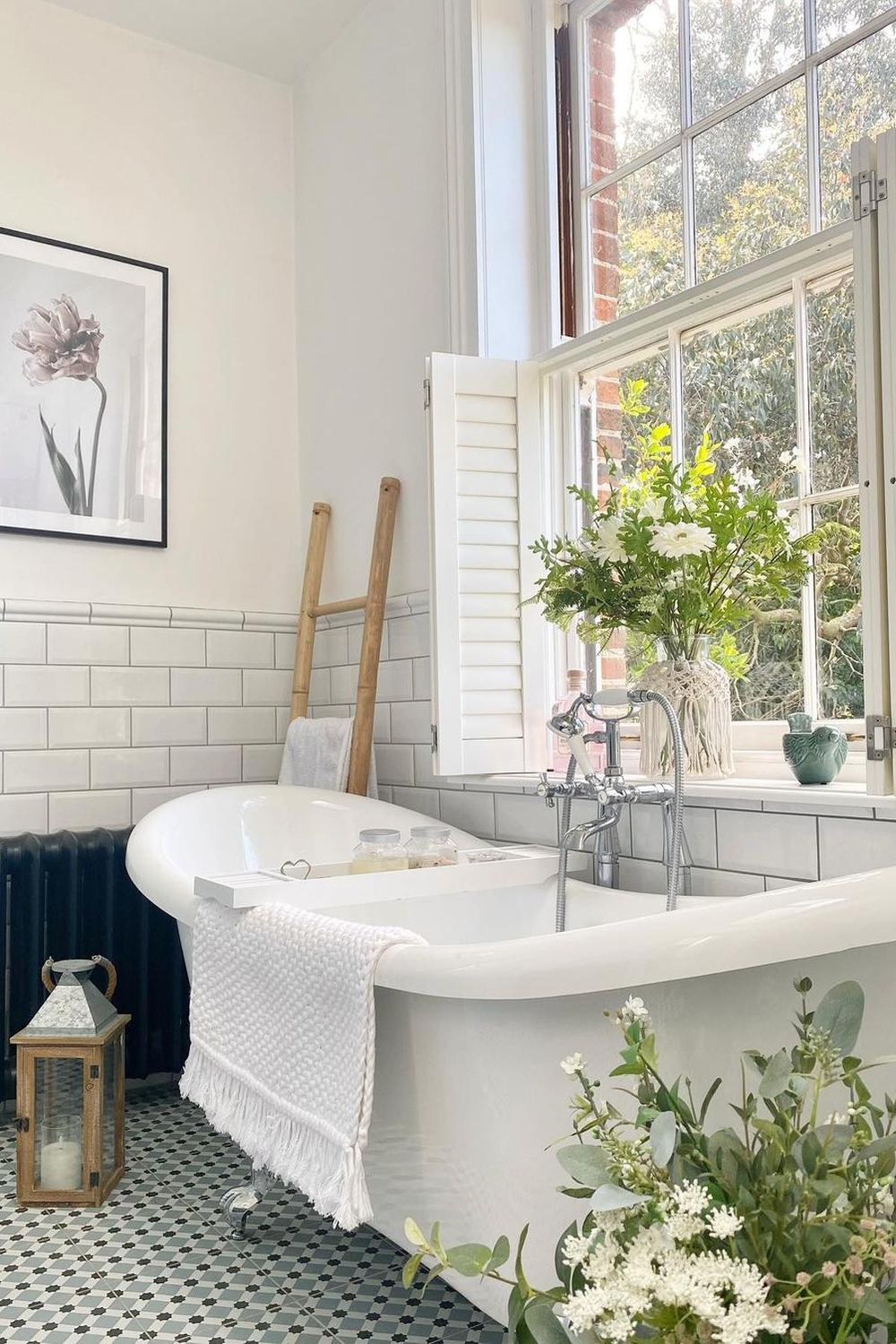 Baño elegante con azulejos monocromáticos.