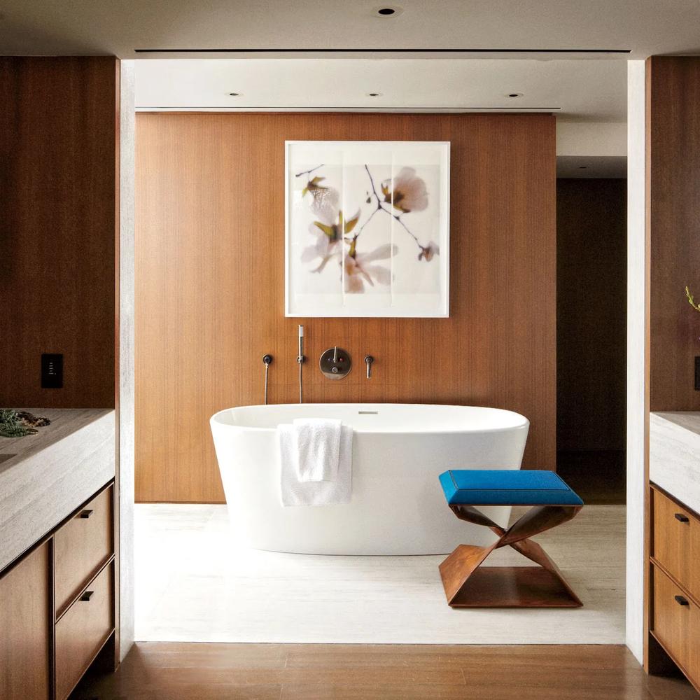 Baño elegante con bañera exenta en un ambiente de minimalismo contemporáneo.