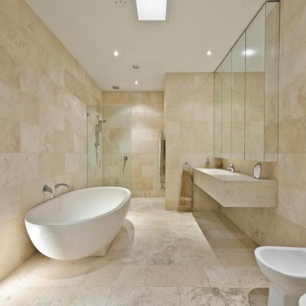 Baño minimalista con azulejos de travertino