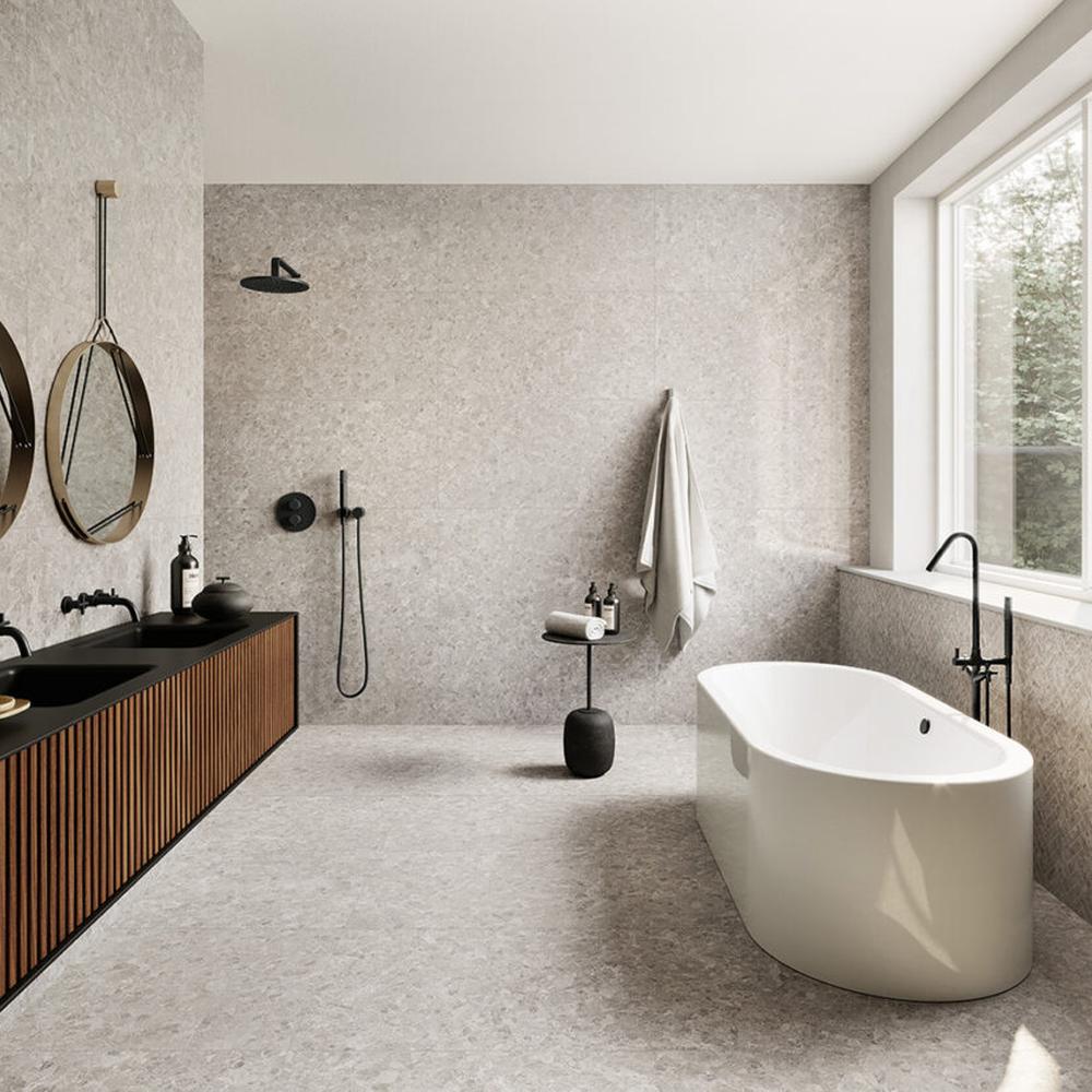 Baño contemporáneo con azulejos gris claro y mueble de madera oscura