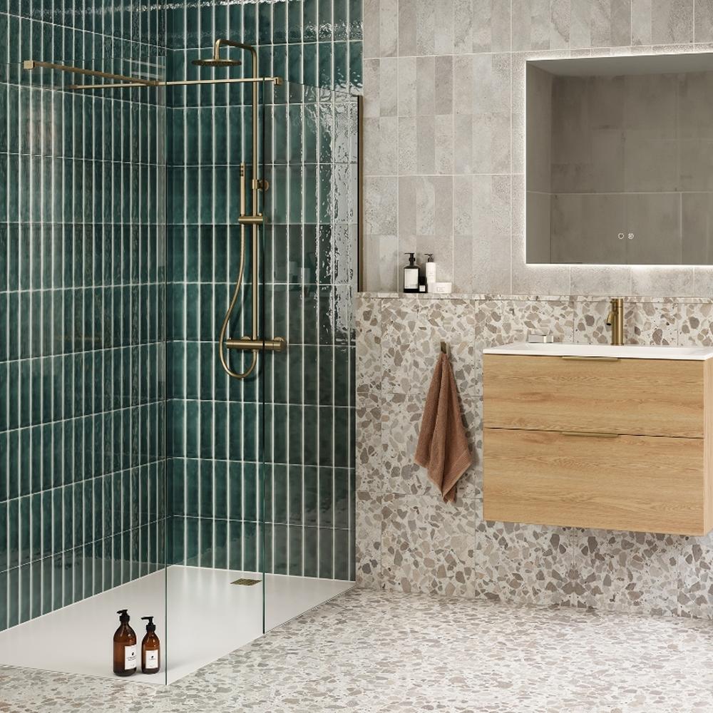 Baño con azulejos verdes y ducha moderna