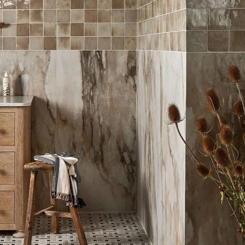 Baño con azulejos en tonos terrosos y elegantes acabados