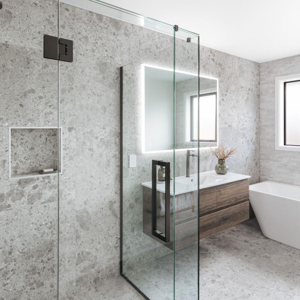 Baño moderno con azulejos de colores claros y diseño sostenible
