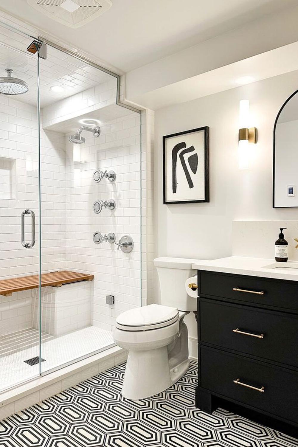 Baño contemporáneo con azulejos geométricos en el suelo