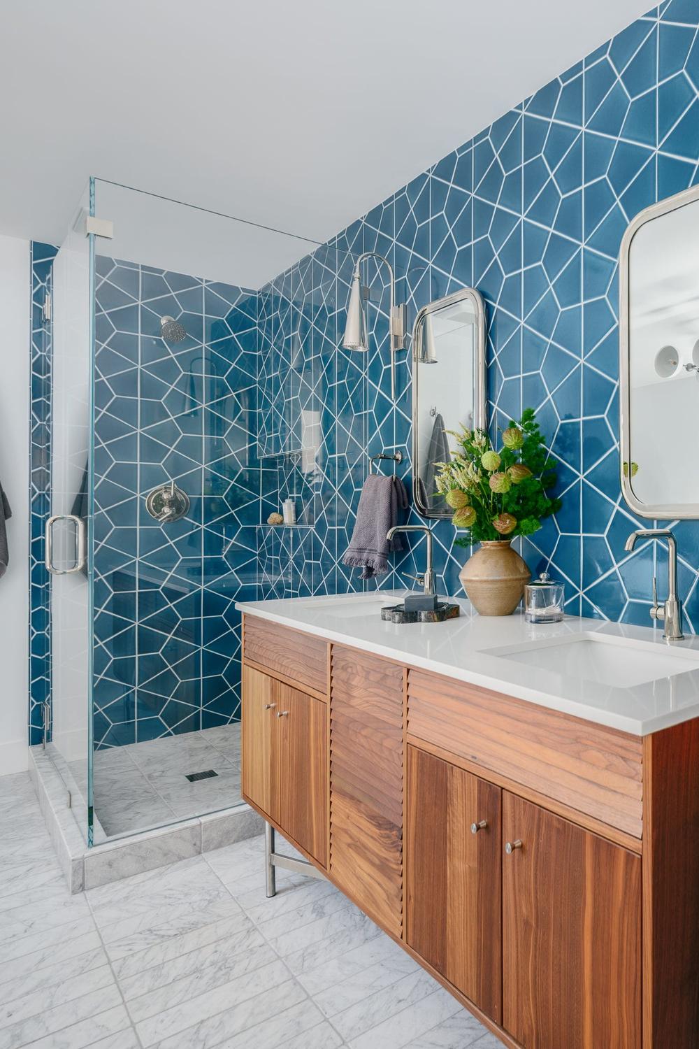 Baño vibrante con azulejos azules y muebles de madera