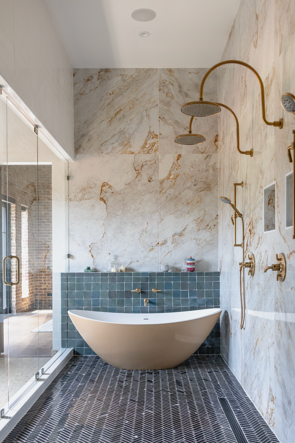 Baño sencillo con azulejos elegantes y bañera de diseño moderno