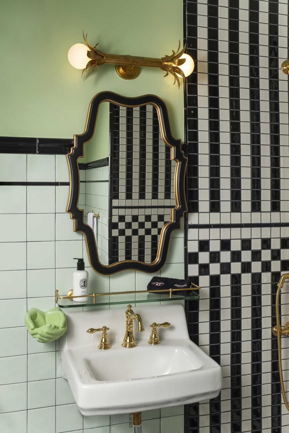 Baño con mosaico retro y moderno