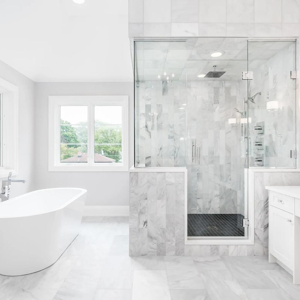 Baño moderno y elegante en azulejos de tonos neutros