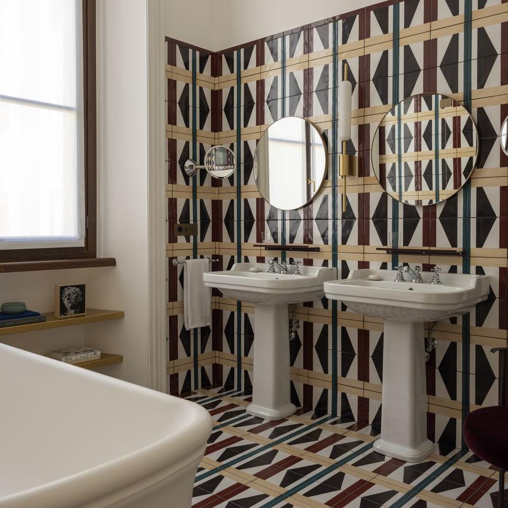 Baño moderno con una mezcla de colores ingeniosa