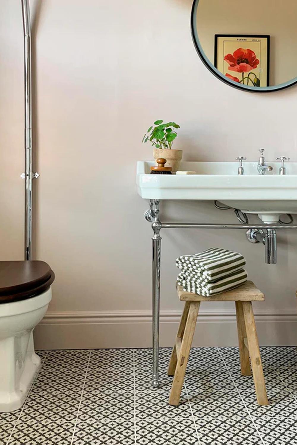 Baño con patrones black and white y toques elegantes