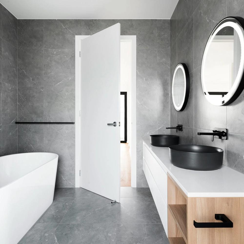 Baño minimalista con acabados elegantes y azulejos sutiles