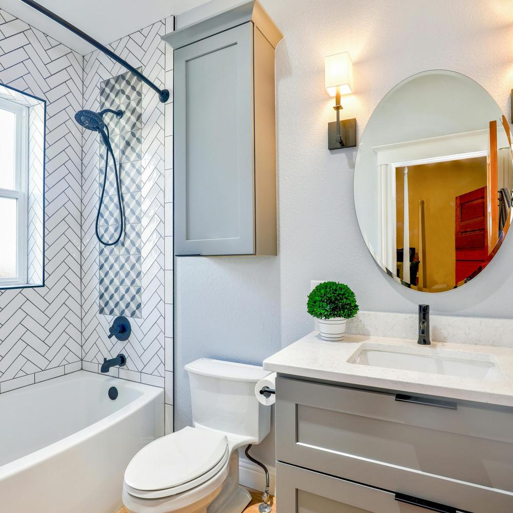 Baño acogedor con azulejos de herringbone