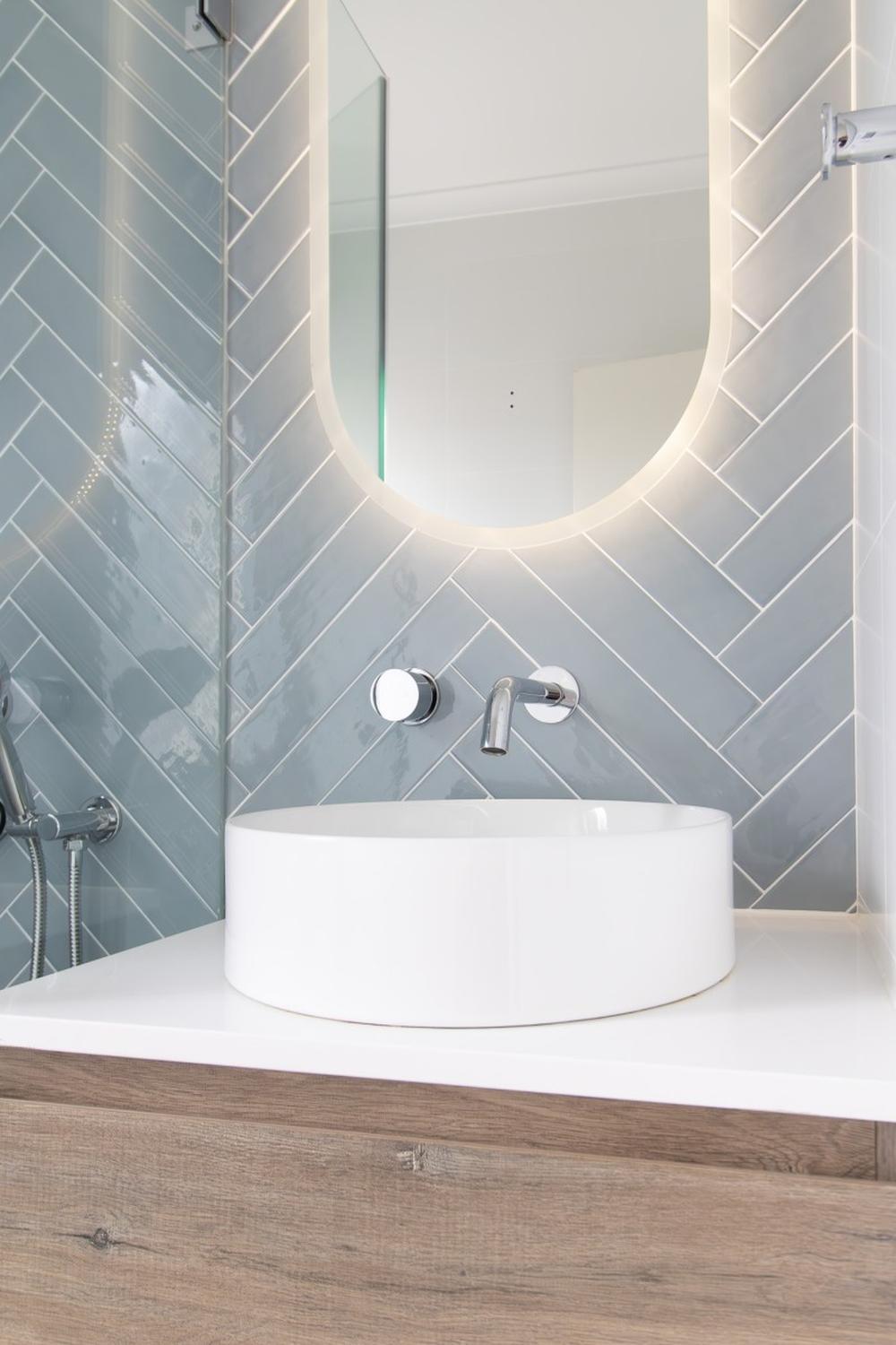 Baño versátil con diseño moderno y elegante