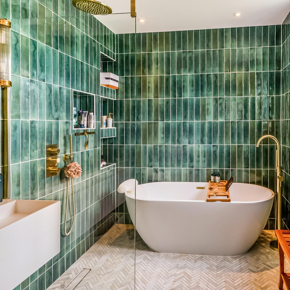 Baño moderno con azulejos verdes en diferentes tonos