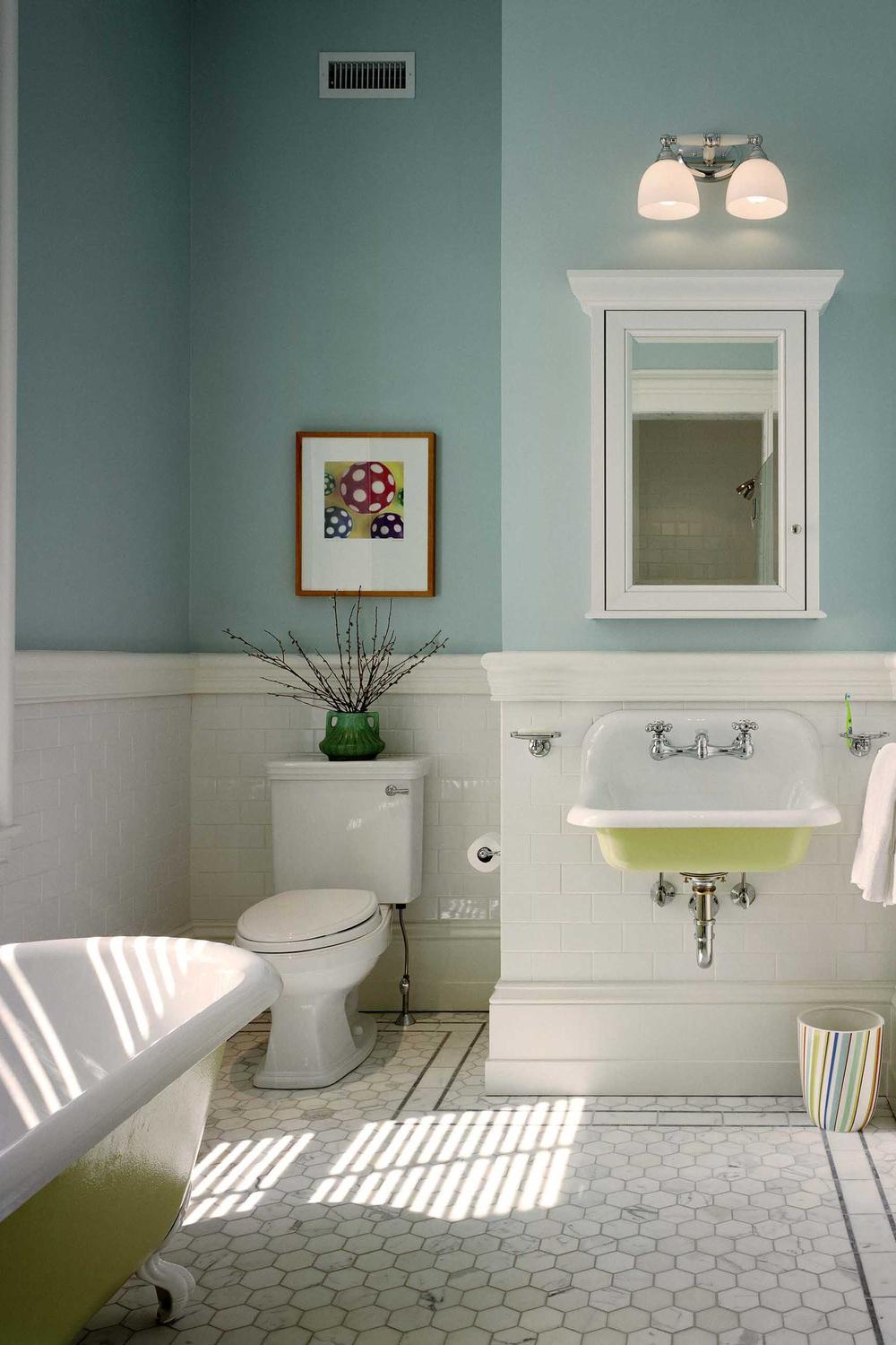 Baño vintage con bañera independiente y detalles tiernos