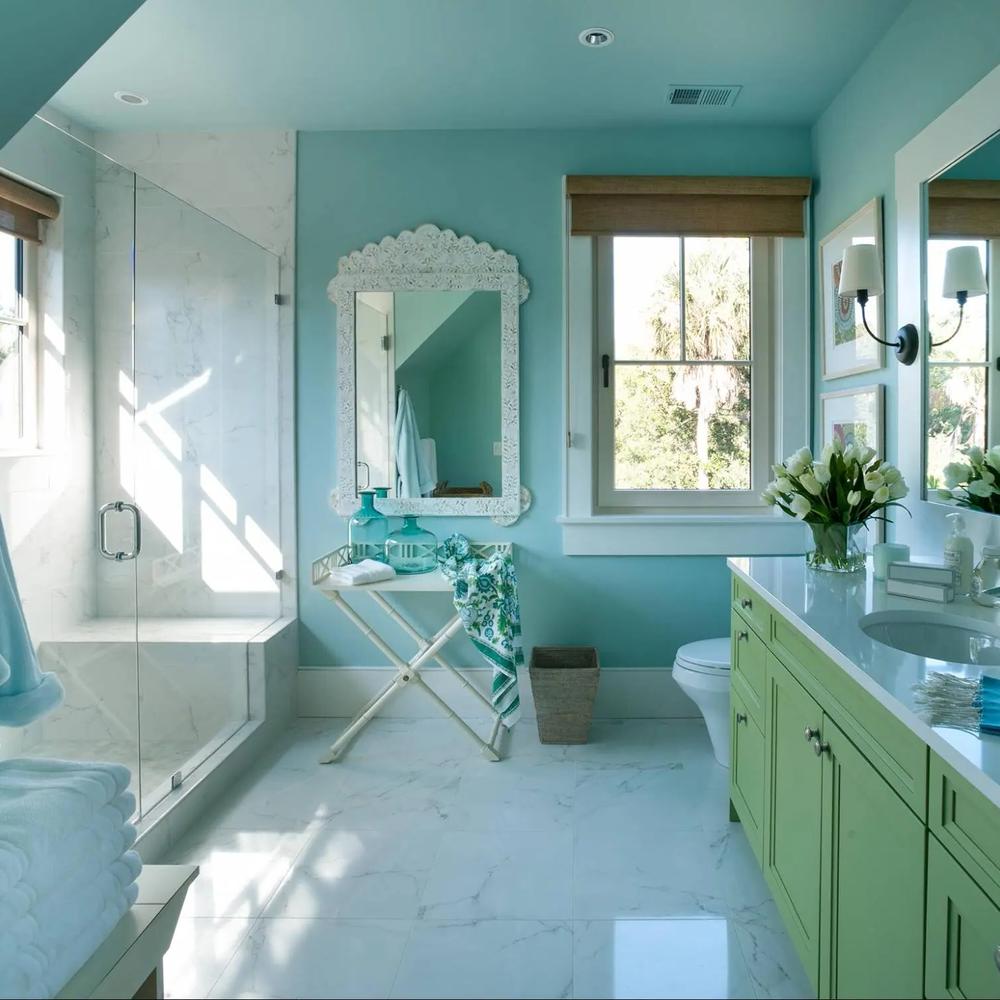 Baño minimalista con azulejos geométricos en turquesa