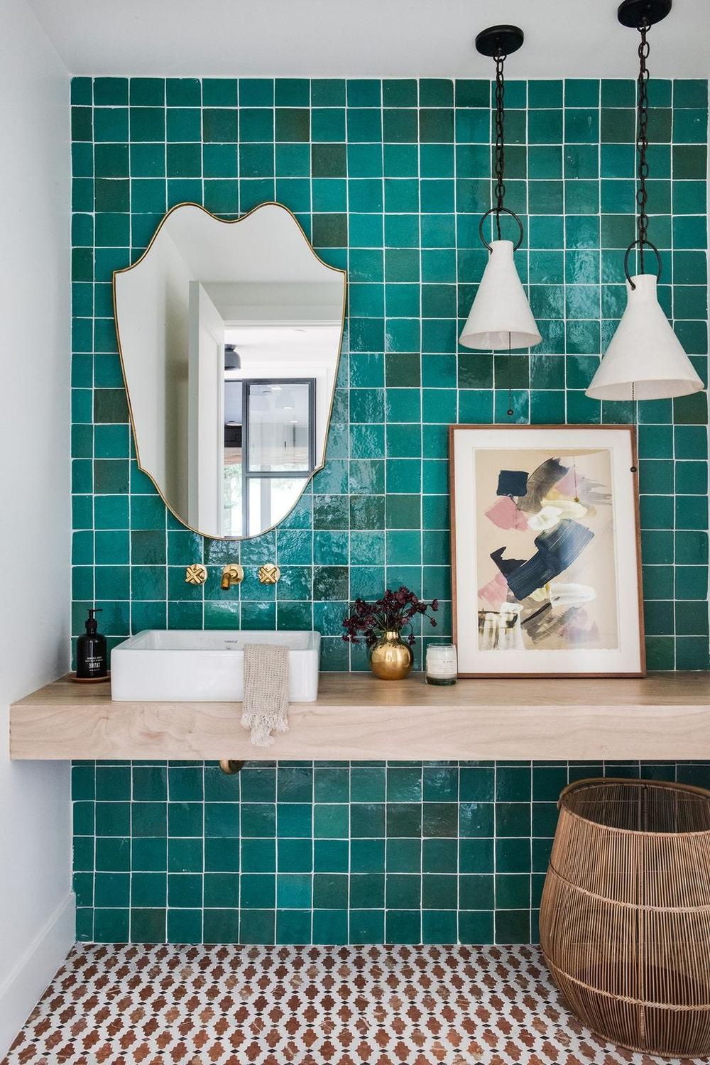 Baño contemporáneo con accesorios metálicos y turquesa luminoso