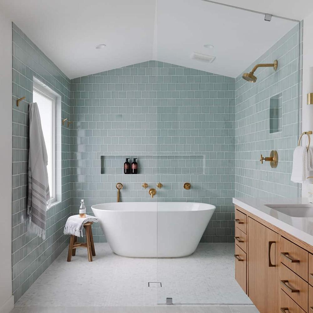 Baño minimalista con azulejos suaves y formas modernas