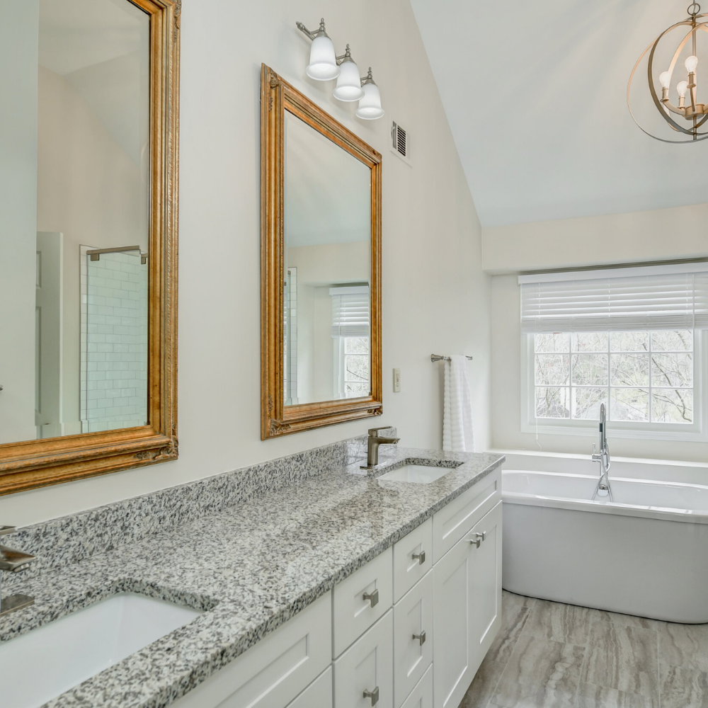 Diseño moderno en un baño toscano iluminado y optimizado