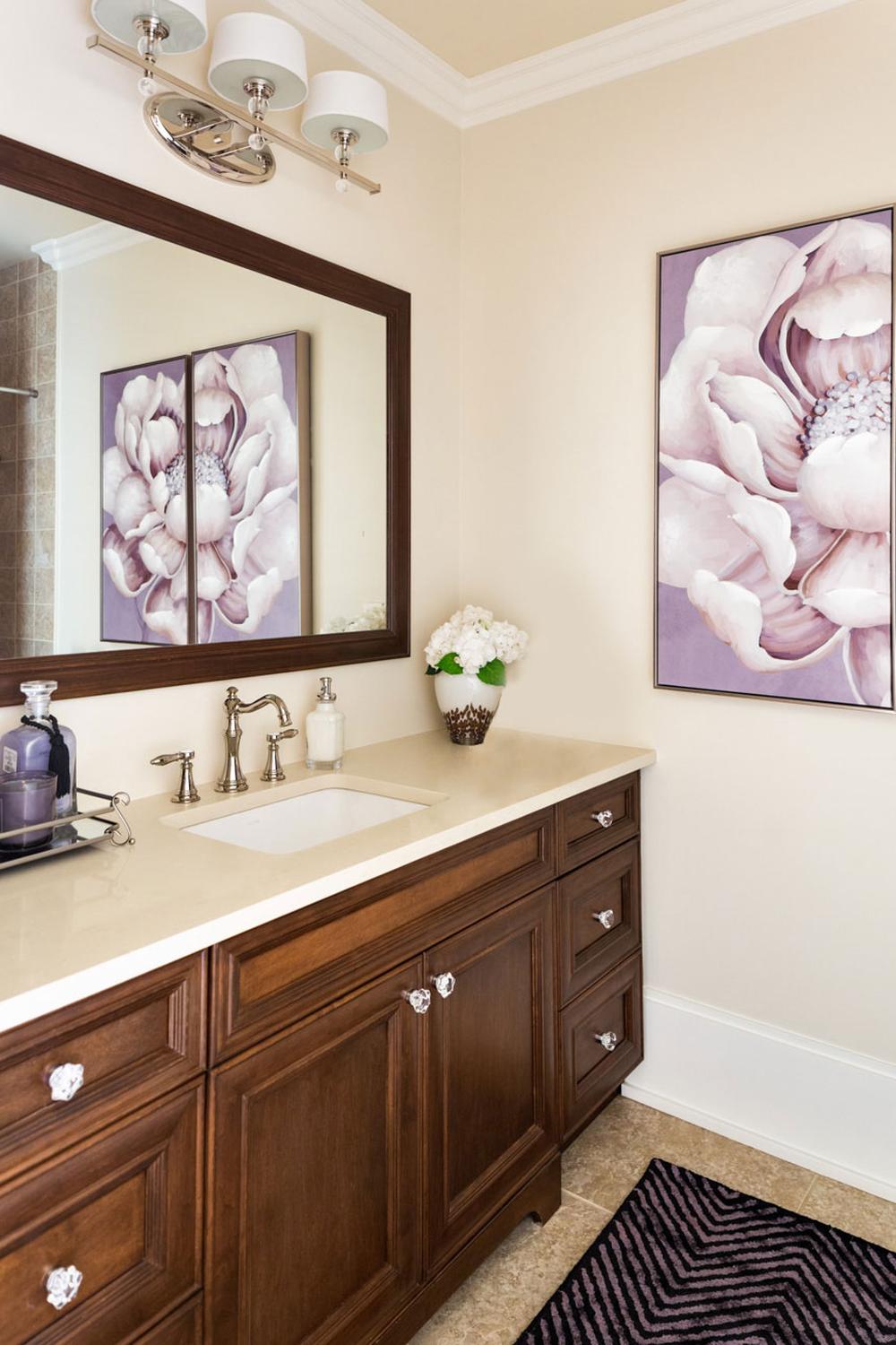 Baño con detalles artísticos y juego de texturas