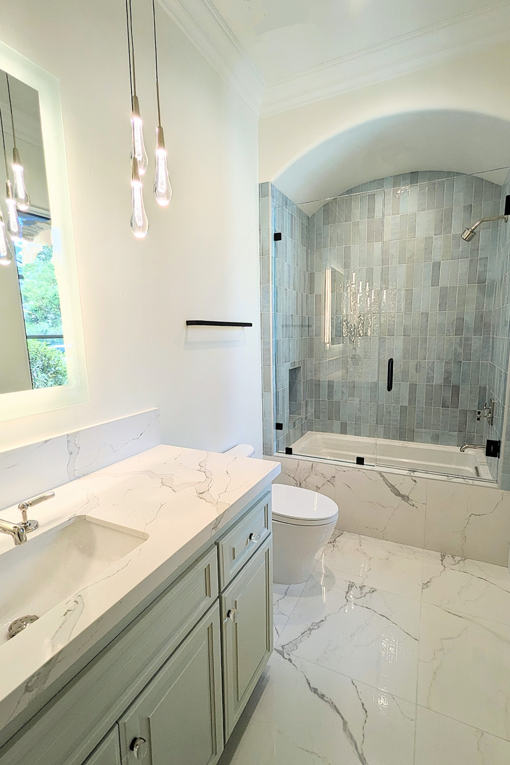 Minimalismo en el baño toscano con elegancia natural