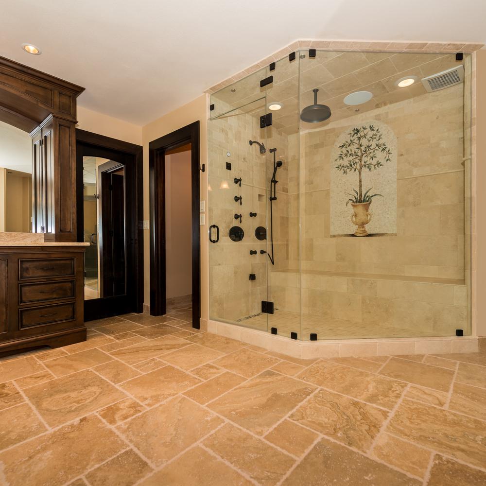 Baño Toscano con ducha de cristal y mosaico decorativo