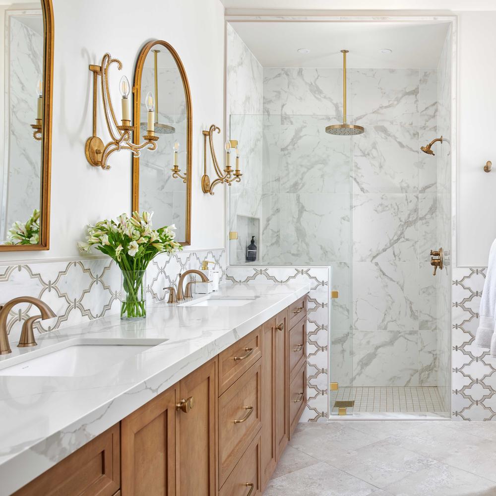 Baño Toscano con mueble de mármol y espejos dorados