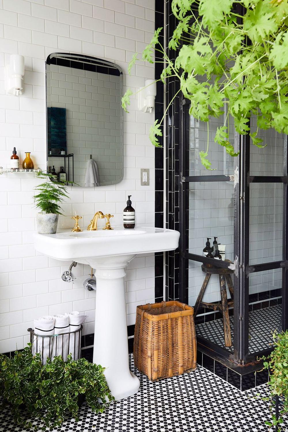 Baño ecléctico con azulejos metro en combinación de gris y blanco